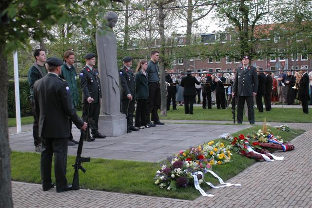 Dodenherdenking2 H'lem.JPG